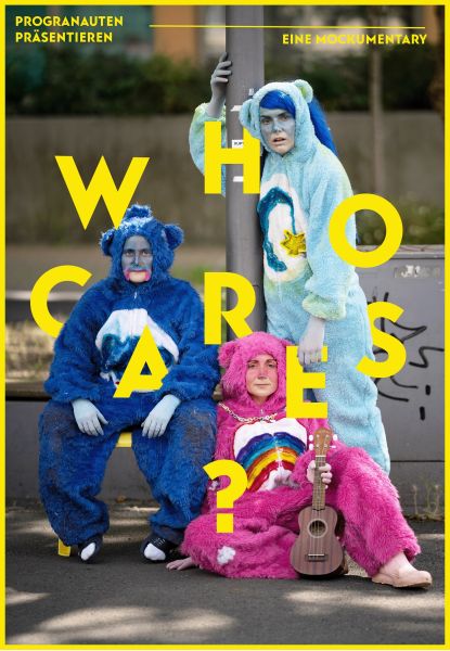 Szene aus dem Stück „Die Nashörner. Oder. Ein Duell für Leichtgläubige.“: Die Kandidatinnen Wisser und Stech sitzen nebeneinander auf einer Bank, schauen in entgegengesetzte Richtungen und trinken Coffee to go.